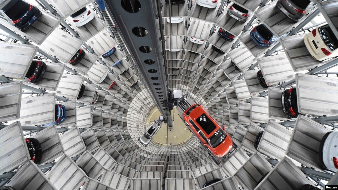 Sebuah mobil VW Golf VII (kanan) dan VW Passat di pabrik Volkswagen in Wolfsburg, Jerman (Foto: dok). 