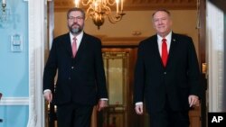 Ernesto Araújo (esq) e Mike Pompeo (dir), em Washington, 13 de setembro de 2019