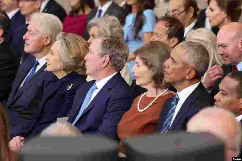 A la ceremonia de investidura asistieron&nbsp;Barack Obama, Bill Clinton y George W. Bush, así como la exsecretaria de Estado Hillary Clinton.