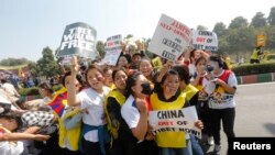 Warga Tibet di perantauan meneriakkan slogan di luar kedutaan China di New Delhi, 10 Maret 2015 (REUTERS/Adnan Abidi)