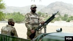 Tentara Pakistan siaga di wilayah kesukuan Mohmand, dekat perbatasan dengan Afghanistan.