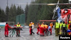 Pasajeros del crucero Viking Sky, son ayudados por socorristas luego de ser rescatados en helicóptero frente a la costa de Noruega donde su barco se dañó. Hustadvika, Noruega, marzo 24 de 2019. Foto REUTERS.
