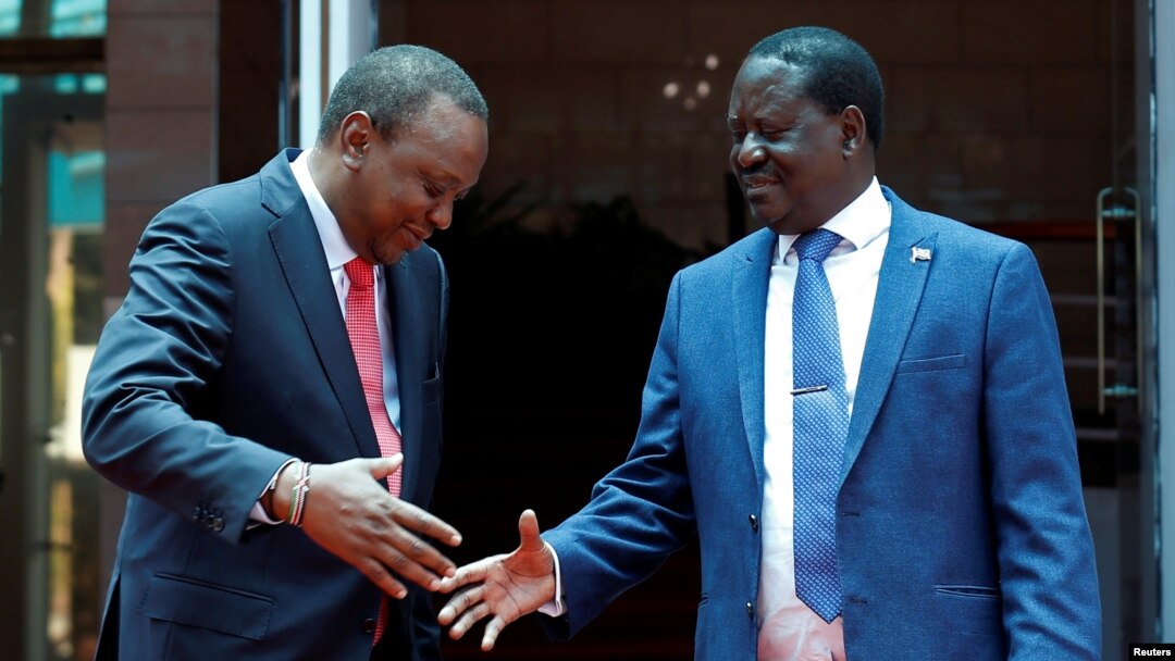 Presiden Kenya, Uhuru Kenyatta (kiri), berjabat tangan dengan pemimpin oposisi Raila Odinga dari koalisi National Super Alliance (NASA) setelah melaksanakan konferensi pers bersama di gedung Harambee di Nairobi, Kenya, 9 Maret 2018 (foto: REUTERS/Thomas Mukoya)