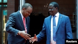 Presiden Kenya, Uhuru Kenyatta (kiri), berjabat tangan dengan pemimpin oposisi Raila Odinga dari koalisi National Super Alliance (NASA) setelah melaksanakan konferensi pers bersama di gedung Harambee di Nairobi, Kenya, 9 Maret 2018 (foto: REUTERS/Thomas Mukoya)