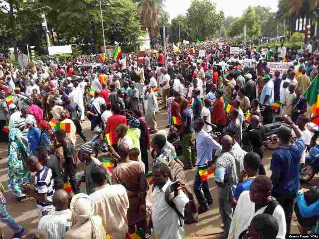 Thousands of opposition militants marched, Friday, May 8, 2018. Photo VOA Kassim Traoré.