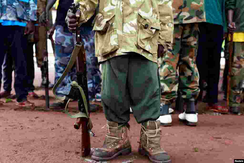  یک کودک جنگ. رویترز می گوید صدها کودک توسط گروه بوکو حرام در نیجریه به عنوان نیروی نظامی مورد استفاده قرار گرفته اند.