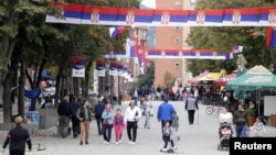 ARHIVA - Ljudi na ulici Severne Mitrovice (Foto: Reuters)