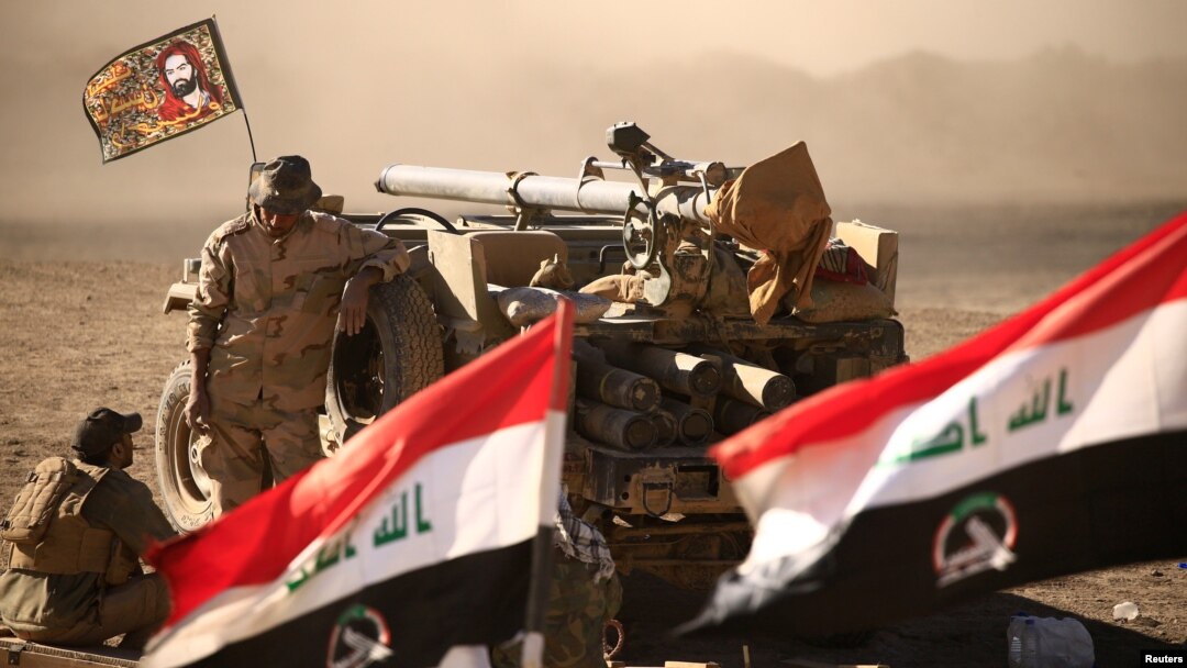 Para pejuang Syiah berkumpul selama pertempuran dengan para militan Negara Islam (18/11). Bandara Tal Afar, sebelah barat Mosul. (foto: REUTERS/Thaier Al-Sudani)