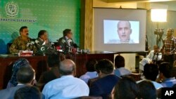 Foto tentara angkatan laut India, Kulbhushan Jadhav yang ditahan tahun 2016, ditampilkan pada layar saat berlangsungnya konferensi pers di Islamabad, Pakistan, 29 Maret 2016. (AP Photo/Anjum Naveed)