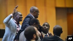 Umuyobozi mushasha w'urunani rw'amashirahamwe y'umupira w'amaguru mu karere ka Afrika, CAF, Ahmad Ahmad, ari hagati kw'ifoto
