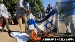 Des manifestants soudanais brûlent un drapeau israélien à Khartoum, le 17 janvier 2021.