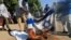 Des manifestants soudanais brûlent un drapeau israélien à Khartoum, le 17 janvier 2021.