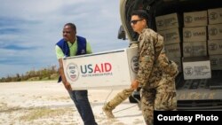 El Pentágono ordenó el envío a Haití de un buque de asalto anfibio con 300 marines a bordo que ayudaran en las labores de rescate y reconstrucción.