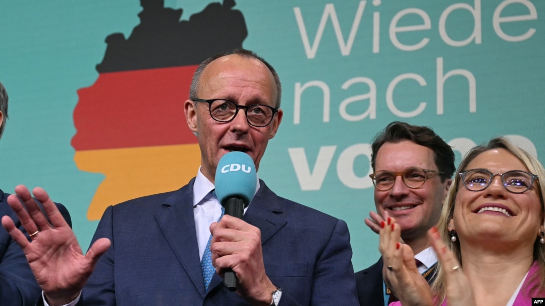23 Şubat 2025 - Almanya'nın muhafazakâr Hıristiyan Demokrat Birliği (CDU) lideri ve partisinin başbakan adayı Friedrich Merz, Almanya genel seçimlerinin ilk sandık çıkış anketlerinin televizyonda açıklanmasının ardından destekçilerine hitap etti.