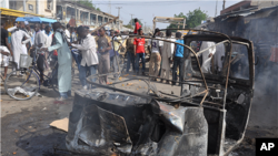 Warga berkumpul di lokasi ledakan bom mobil di sebuah pasar di pusat kota Maiduguri, Nigeria. (Foto: Dok)