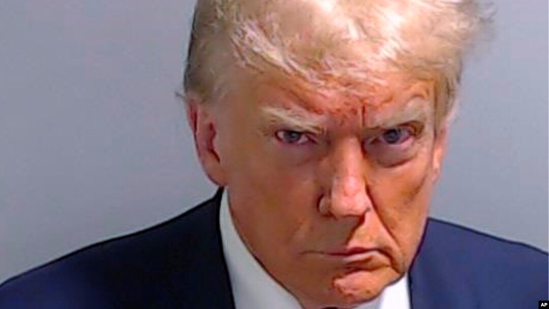 Policijska fotografija bivšeg predsjednika SAD Donalda Trumpa 