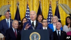 El presidente Joe Biden habla durante un evento que conmemora el 12º aniversario del programa de Acción Diferida para los Llegados en la Infancia, en el Salón Este de la Casa Blanca, el martes 18 de junio de 2024, en Washington.