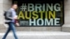 Sebuah spanduk bertuliskan "Bawa Austin Pulang ke Rumah" terpasang di luar gedung National Press Club di Washington, pada 2 Mei 2023. (Foto: Reuters/Evelyn Hockstein)