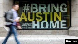 Sebuah spanduk bertuliskan "Bawa Austin Pulang ke Rumah" terpasang di luar gedung National Press Club di Washington, pada 2 Mei 2023. (Foto: Reuters/Evelyn Hockstein)