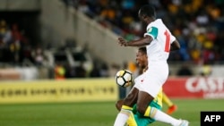 Le milieu de terrain sénégalais Cheikh Ndoye, à droite, en duel avec, le milieu de terrain sud-africain Themba Zwane lors du match de qualification entre l'Afrique du Sud et le Sénégal au stade Peter Mokaba de Polkowane, 10 novembre 2017. 