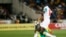 Le milieu de terrain sénégalais Cheikh Ndoye, à droite, en duel avec, le milieu de terrain sud-africain Themba Zwane lors du match de qualification entre l'Afrique du Sud et le Sénégal au stade Peter Mokaba de Polkowane, 10 novembre 2017. 