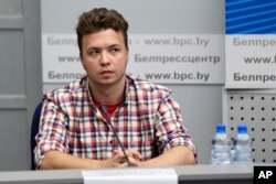 벨라루스 당국이 외국 항공기를 강제 착륙시킨 후 체포한 반정부 언론인 라만 프라타세비치가 지난 14일 벨라루스 외교부에서 기자회견을 했다. 외신 기자들은 벨라루스 정부에 항의하는 의미로 회견 참석을 거부하고 퇴장했다.