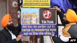 Sukarelawan Sikh menggantung tanda bertuliskan 'Tiktok dilarang di sini', di Harmandir Sahib (Kuil Emas) di Amritsar, India, 10 Februari 2020. (Foto: dok).