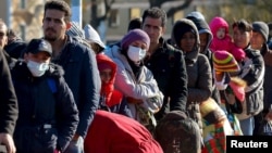 Des migrants font la queue à la frontière avec l'Autriche, en Allemagne, le 1er novembre 2015. (REUTERS/Michael Dalder)