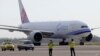 En esta foto publicada por los Centros para el Control de Enfermedades de Taiwán, un avión de carga de China Airlines que transportaba vacunas COVID-19 desde Memphis llega al aeropuerto en las afueras de Taipei, el 20 de junio de 2021.