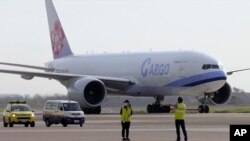 En esta foto publicada por los Centros para el Control de Enfermedades de Taiwán, un avión de carga de China Airlines que transportaba vacunas COVID-19 desde Memphis llega al aeropuerto en las afueras de Taipei, el 20 de junio de 2021.