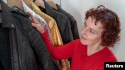 Carmen Hijosa, pendiri Ananas Anam dan pencipta Pinatex, tekstil bertekstur seperti kulit yang terbuat dari nanas, berpose dengan baju-baju dari Pinatex di London, Inggris,13 Desember 2018. 