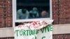Propalestinski demonstranti u jednoj od zgrada Univerziteta Kolumbija u Njujorku, 30.april 2024. ( REUTERS/David Dee Delgado)