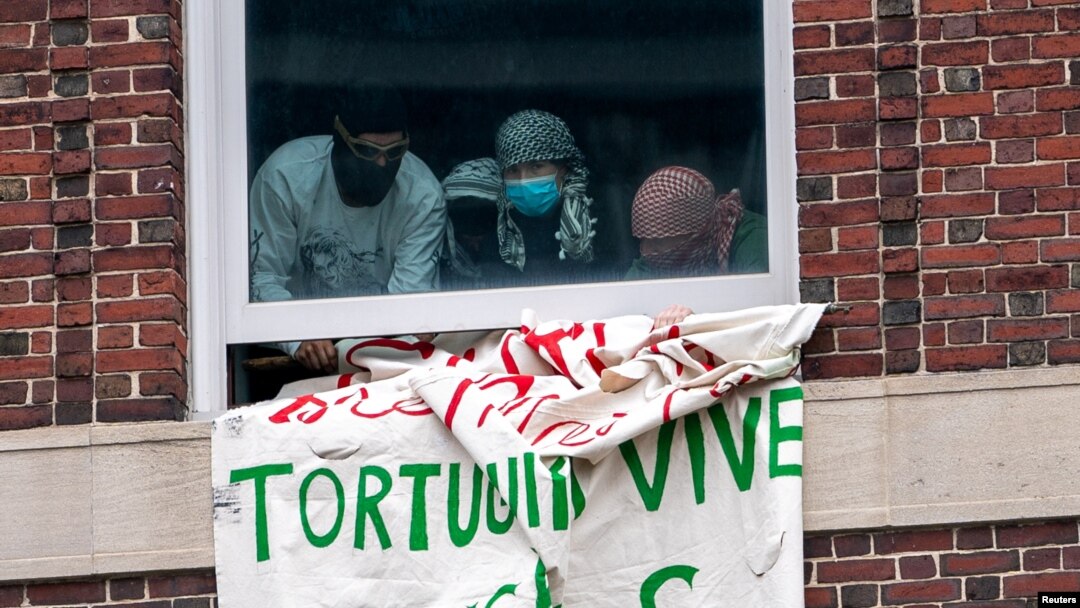 Propalestinski demonstranti u jednoj od zgrada Univerziteta Kolumbija u Njujorku, 30.april 2024. ( REUTERS/David Dee Delgado)