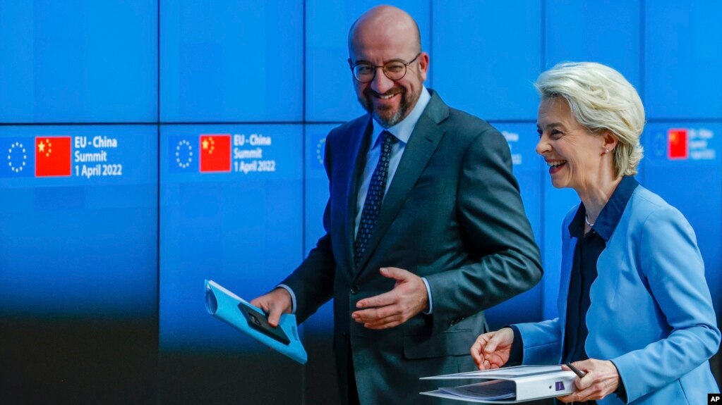 欧洲理事会主席查尔斯‧米歇尔（Charles Michel）和欧盟委员会主席乌尔苏拉‧冯德莱恩（Ursula von der Leyen）在欧中峰会上。（ 2022年4月1日）(photo:VOA)