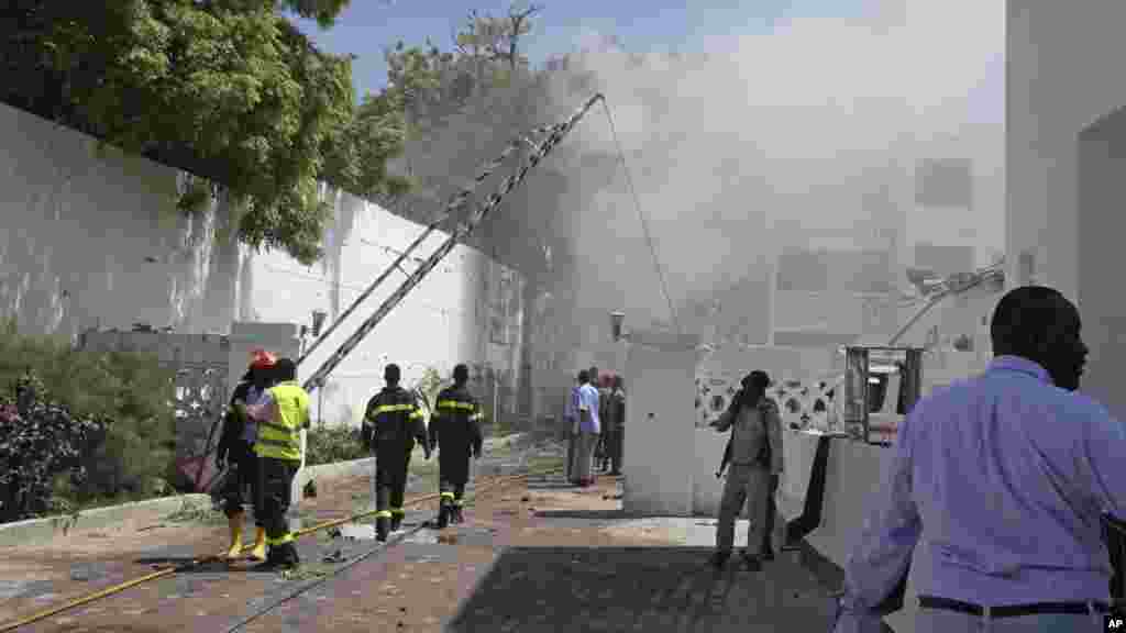 La fumée et la vapeur continuent à s&#39;élever après que les falmmes ont été éteintes couvre le lieu d&#39;une double attaque dans un hôtel à Mogadiscio, en Somalie.