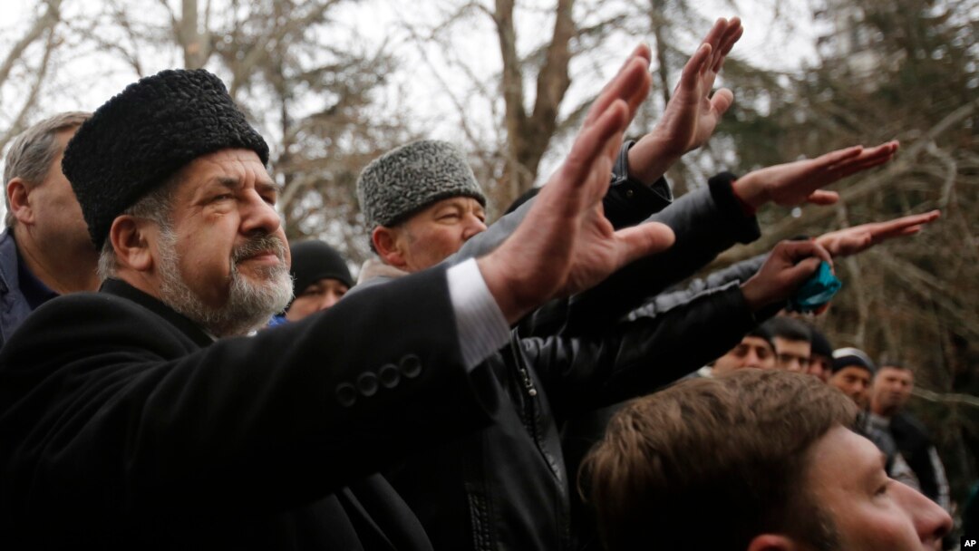 Warga etnis Tatar di Krimea, yang mayoritas adalah Muslim, melakukan unjuk rasa di ibukota Krimea, Simferopol (foto: dok). Rusia menganeksasi Krimea dari Ukraina. 