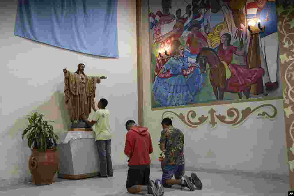 En varias zonas de Buenos Aires, incluido el Barrio 31, barriada a la que solía acudir el entonces cardenal Jorge Bergoglio antes de ser elegido papa, fieles asistieron a los ejercicios devotos de tres días liderados por sacerdotes.