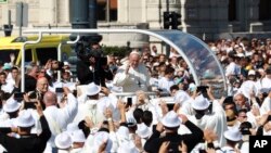 Pope Francis arrives to celebrate a Mass for the closing of the International Eucharistic Congress, at Budapest&#39;s Heroes Square, Hungary.