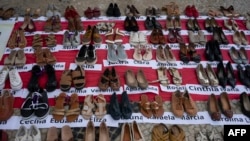 Parovi cipela sa imenima žena žrtava femicida u zemlji 2022. godine izloženi su tokom manifestacije povodom Međunarodnog dana borbe protiv nasilja nad ženama na plaži Kopakabana, Rio de Žaneiro, Brazil, 25. novembra 2023. godine.