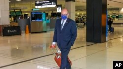 Duta Besar Prancis untuk Australia Jean-Pierre Thebault di Bandara Sydney, Sabtu, 18 September 2021. (Foto: AP)