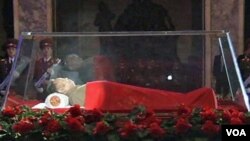 Televizyon leta nan Kore di Nò montre imaj kote siksesè e pi jèn pitit gason defen lidè nò koreyen Kim Jong il k ap dirije lòt responsab gouvènmantal, nan moman y ap rann youn apre lòt yon dènye omaj bay papa l ki kouche nan yon sèkèy an vit.