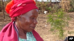 Mkulima nchini Kenya anatumia simu ya mkono