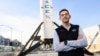 Jared Isaacman, osnivač i glavni izvršni direktor Shift4 Payments, stoji za ispred rakete Falcon 9 u Space Exploration Technologies Corp. (SpaceX) 2. februara