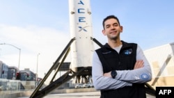 Jared Isaacman, osnivač i glavni izvršni direktor Shift4 Payments, stoji za ispred rakete Falcon 9 u Space Exploration Technologies Corp. (SpaceX) 2. februara