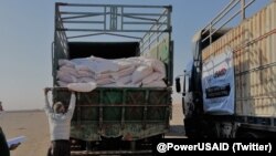 Truk bantuan gandum dari USAID dari Irak to Suriah, 19 November 2021.