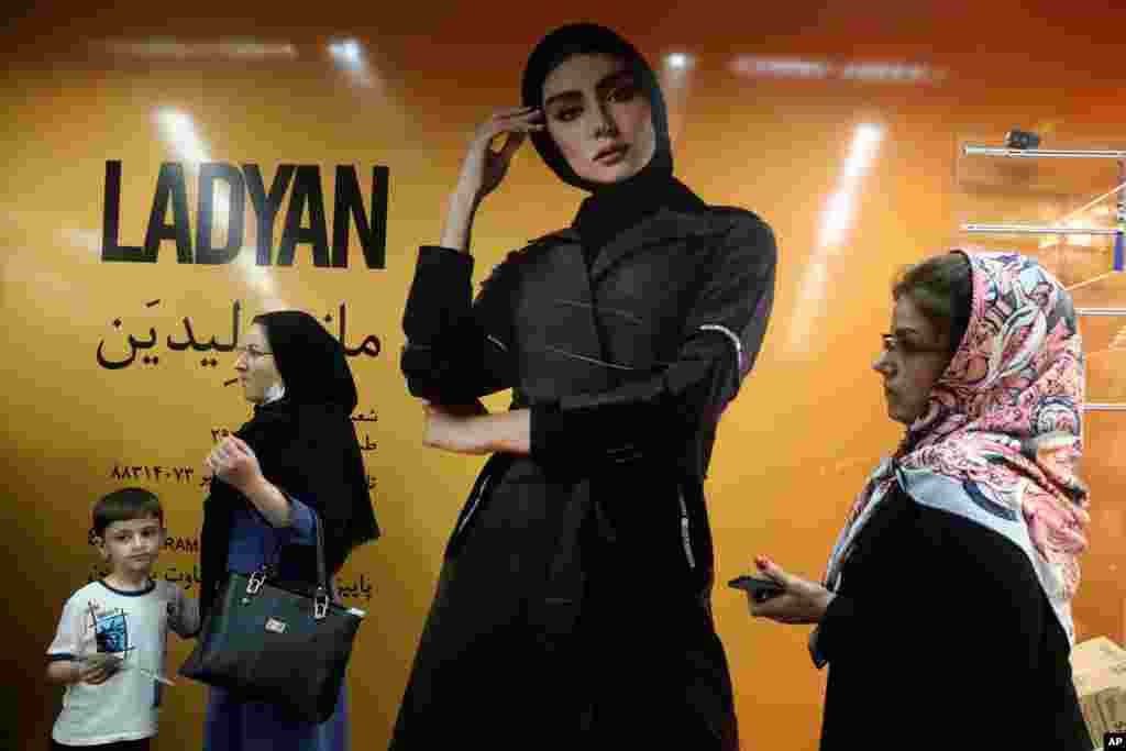 اسوشیتدپرس این عکس را از بازار تهران امروز منتشر کرد. در حالی که زندگی در تهران به حالت عادی بازگشته برخی از افزایش کرونا در ایران ابراز نگرانی می‌کنند.