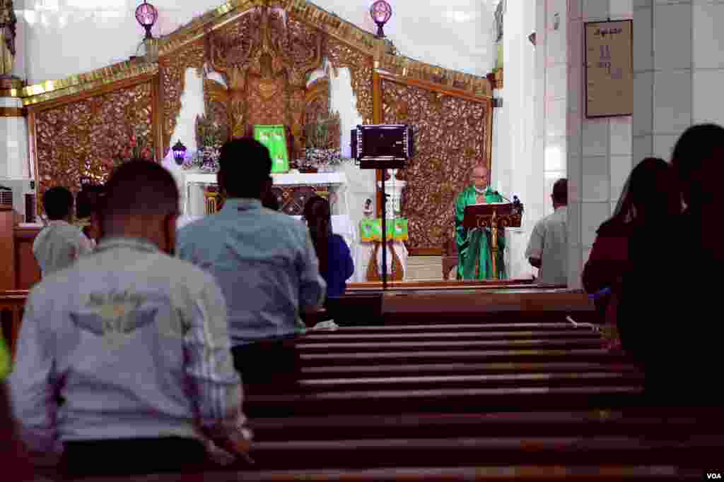 ကိုဗစ်ကာလ မန္တလေးမြို့၊ ရွှေနှလုံးတော် Cathedral ဘုရားကျောင်းမှာ ဝတ်ပြုဆုတောင်းနေကြတဲ့ မြင်ကွင်းတချို့။ (သြဂုတ် ၂၃၊ ၂၀၂၀)