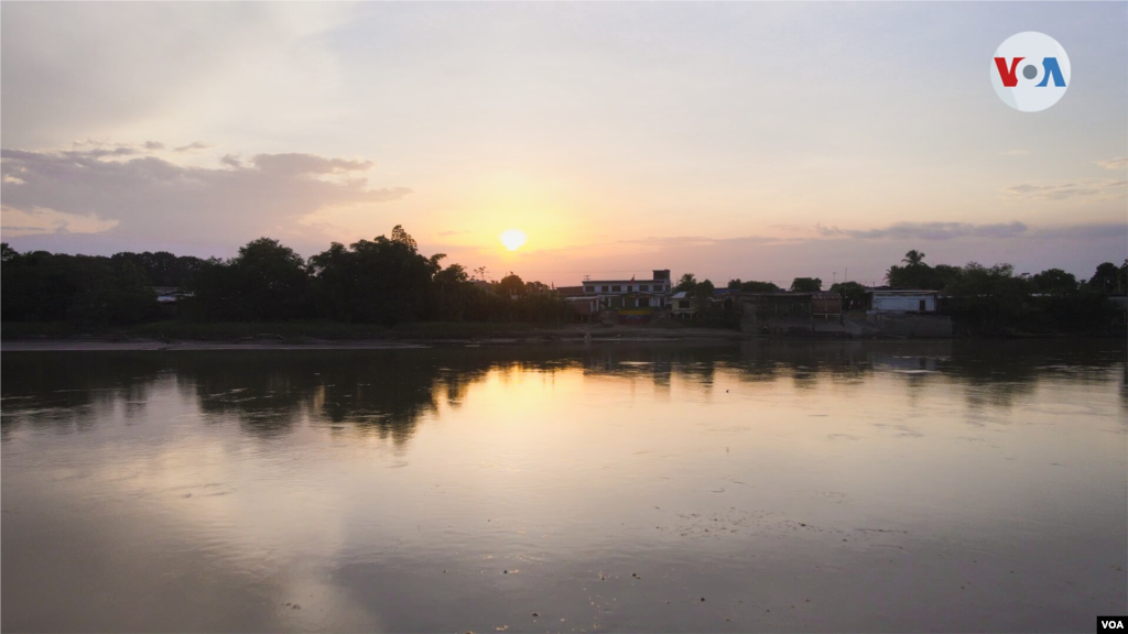 Atardecer en el ribera del R&#237;o Arauca. Al fondo se divisa el municipio de La Victoria, estado Apure, Venezuela. 