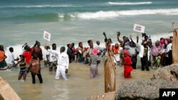 Les manifestants brandissent des banderoles au bord de la mer, demandant plus de permis de pêche, à Saint-Louis, Sénégal, 3 février 2018.