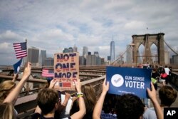 Warga New York yang mendukung pengawasan senjata api lebih ketat melakukan unjuk rasa melewati Brooklyn Bridge di New York (foto: ilustrasi).